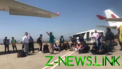В турецком аэропорту протестуют недовольные туристы