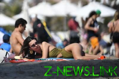 Эмили Ратаковски "засветила" грудь на пляже в Лос-Анджелесе