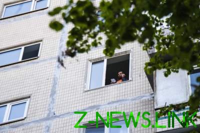 В Киеве пожилой мужчина выпал из окна многоэтажки. Видео