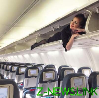 Умора: стюардессы показали, чем занимаются, пока рядом нет пассажиров