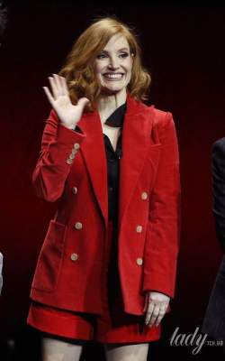 Голливудская актриса удивила короткими шортами на красной дорожке