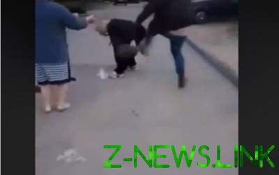 В Запорожье водитель избил ногами женщину. Видео