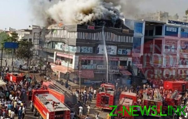 При пожаре в торговом центре в Индии погибли 19 человек. Видео