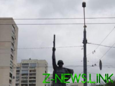 Молния ударила в советский памятник в Харькове. Видео