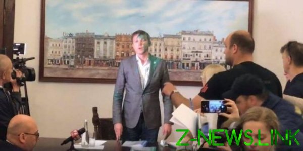 Заместителя мэра Львова облили краской. Видео