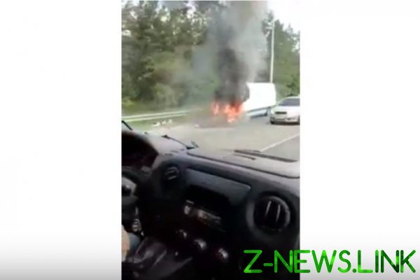 На выезде из Киева воспламенился микроавтобус. Видео