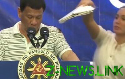 Гигантский таракан залез на президента Филиппин во время выступления