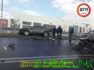 В Киеве на парковке торгового центра произошло серьезное ДТП