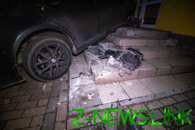 В Киеве Lexus врезался в здание 