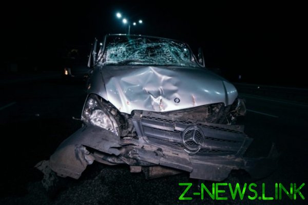 На Бориспольской трассе Mercedes врезался в фуру