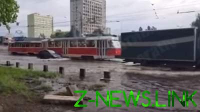 В Киеве возле метро неожиданно затопило проезжую часть. Видео