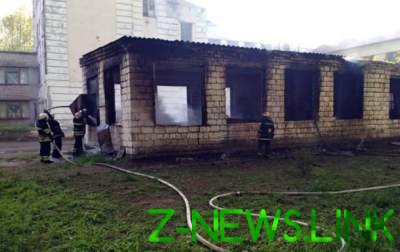 В Днепропетровской области сгорела мастерская на территории школы. Видео