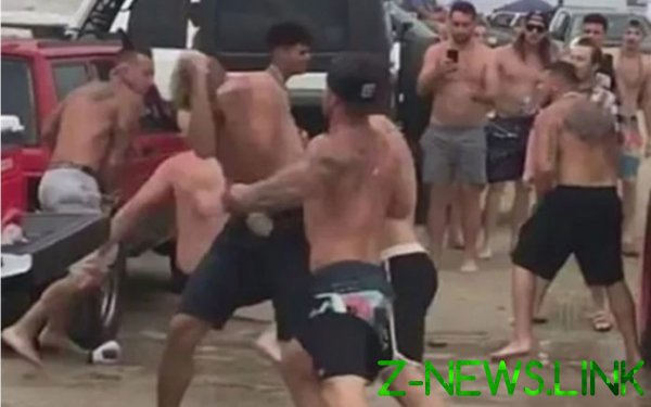 В США на пляжной вечеринке разразилась массовая драка. Видео