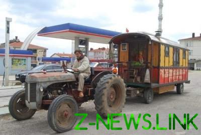 Француз доехал на тракторе в Турцию по дороге в Индию
