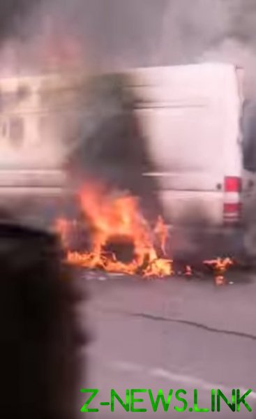 На выезде из Киева загорелся автобус