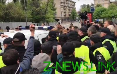 В Киеве у полиции пытались отбить задержанную пенсионерку. Видео