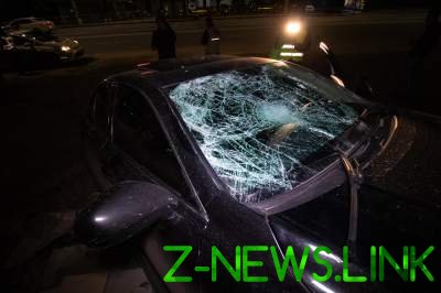 В Киеве Lexus врезался в здание 