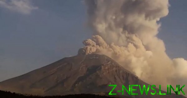 В Сети показали извержение вулкана Попокатепетль. Видео