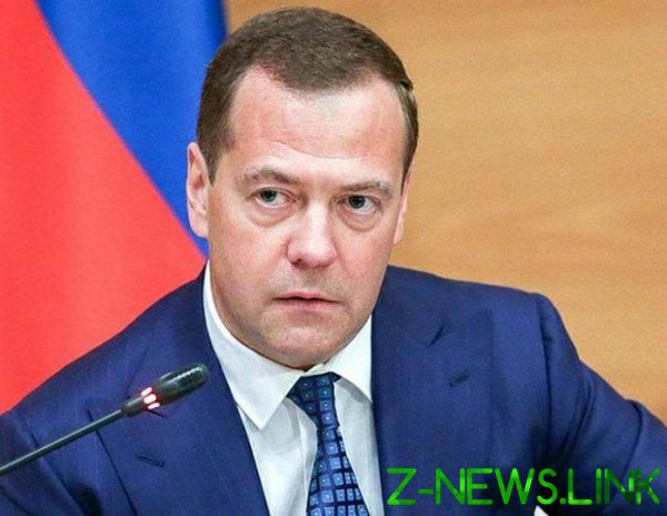 Медведев поручил к 30 сентября оценить идею о четырехдневной рабочей неделе