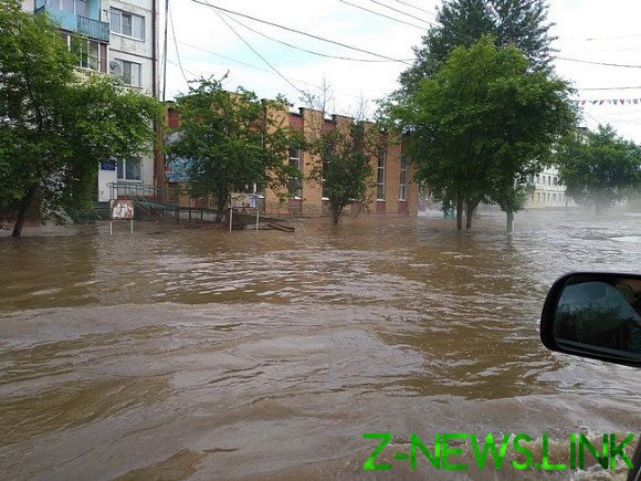 В пострадавшем от наводнения иркутском Тулуне прошел митинг протеста