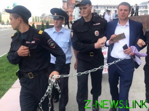 Полицейские в Туле задержали кандидата в депутаты, приковавшего себя у приемной президен