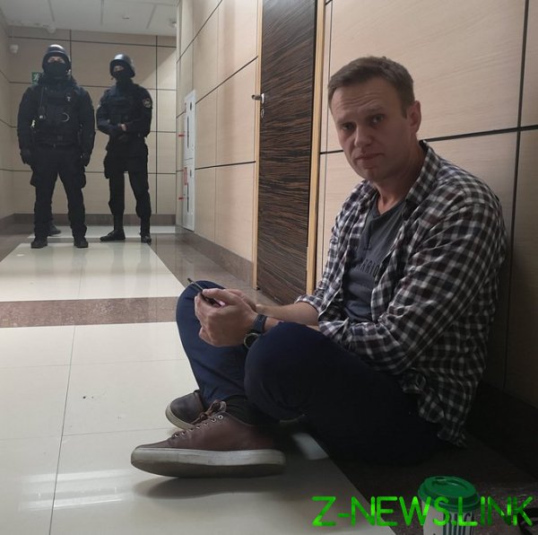 В московский офис ФБК снова пришли с обысками из-за отказа удалить фильм «Он вам не Димон»