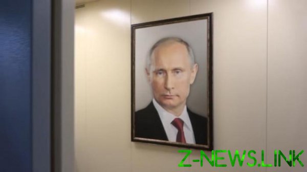 В лифте минской многоэтажки повесили портрет Лукашенко. Реакцию жильцов сняли на камеру