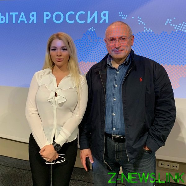 Плейбой Ходорковский и его стадо послушных девчонок
