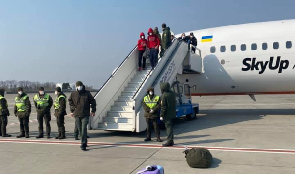 «Говорят, что объявят нас террористами»: прилетевших с Бали украинцев заперли в самолете