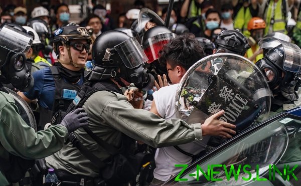 США пригрозили Китаю санкциями за «репрессии» против Гонконга