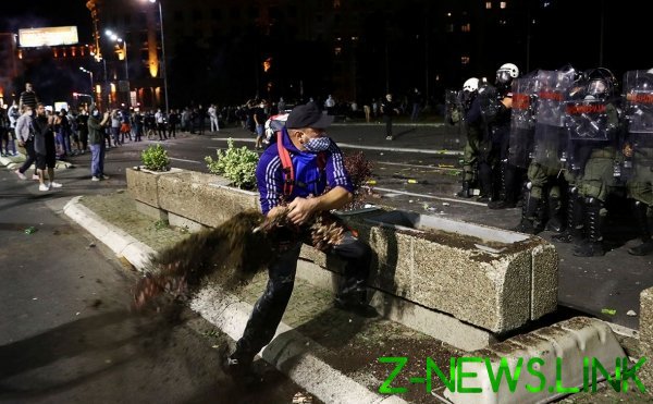 Десятки человек ранены во время протестов в Белграде