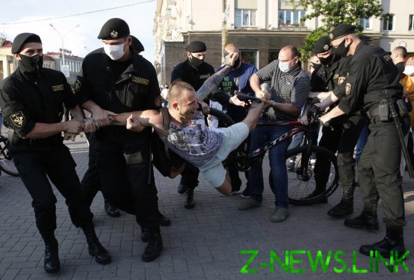 В Москве задержали активиста, который играл с полицейскими в гляделки на акции протеста