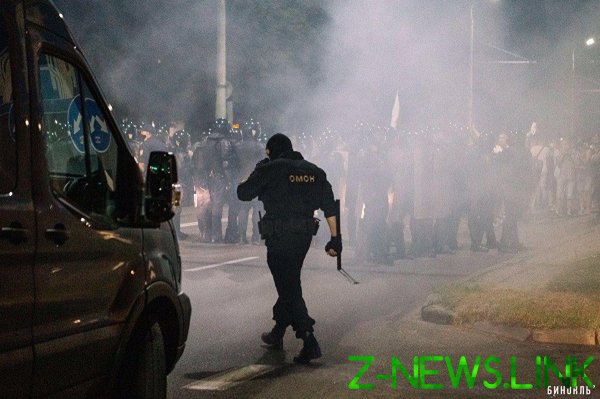 Протестующие в Минске забрасывают силовиков коктейлями Молотова и запускают в них фейеры
